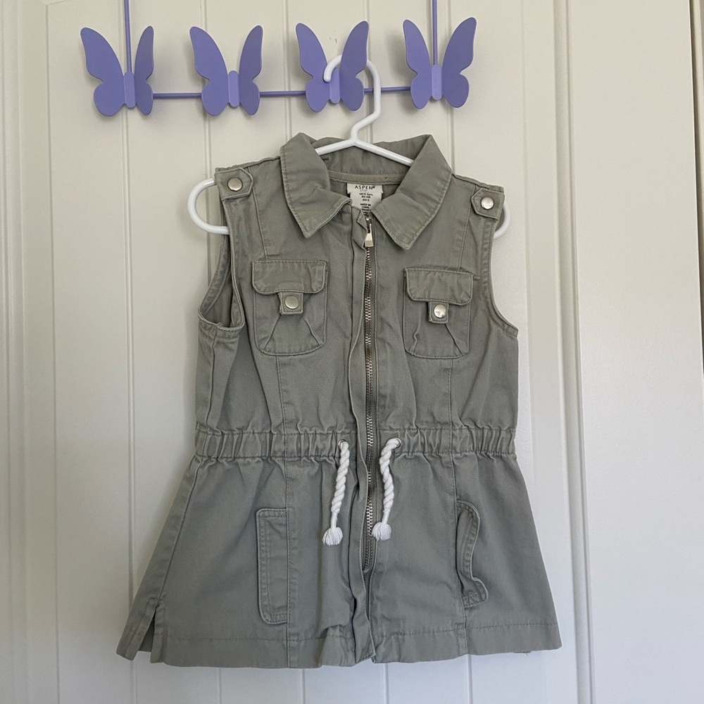 EUC | Aspen Kids girl’s gray cargo vest‎ — size 5